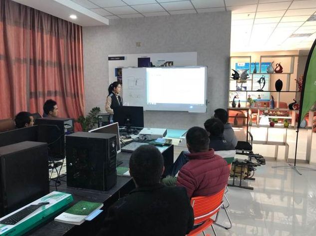 戎夢(mèng)雅在推廣無(wú)人機(jī)植保.png 戎夢(mèng)雅在推廣無(wú)人機(jī)植保.png